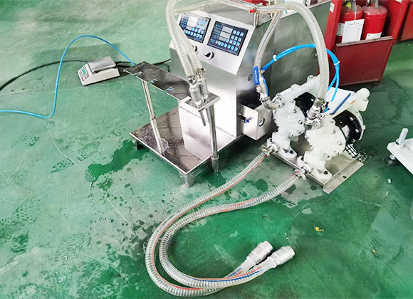 高粘度瓶、袋一體液體洗滌劑灌裝機(jī)-01